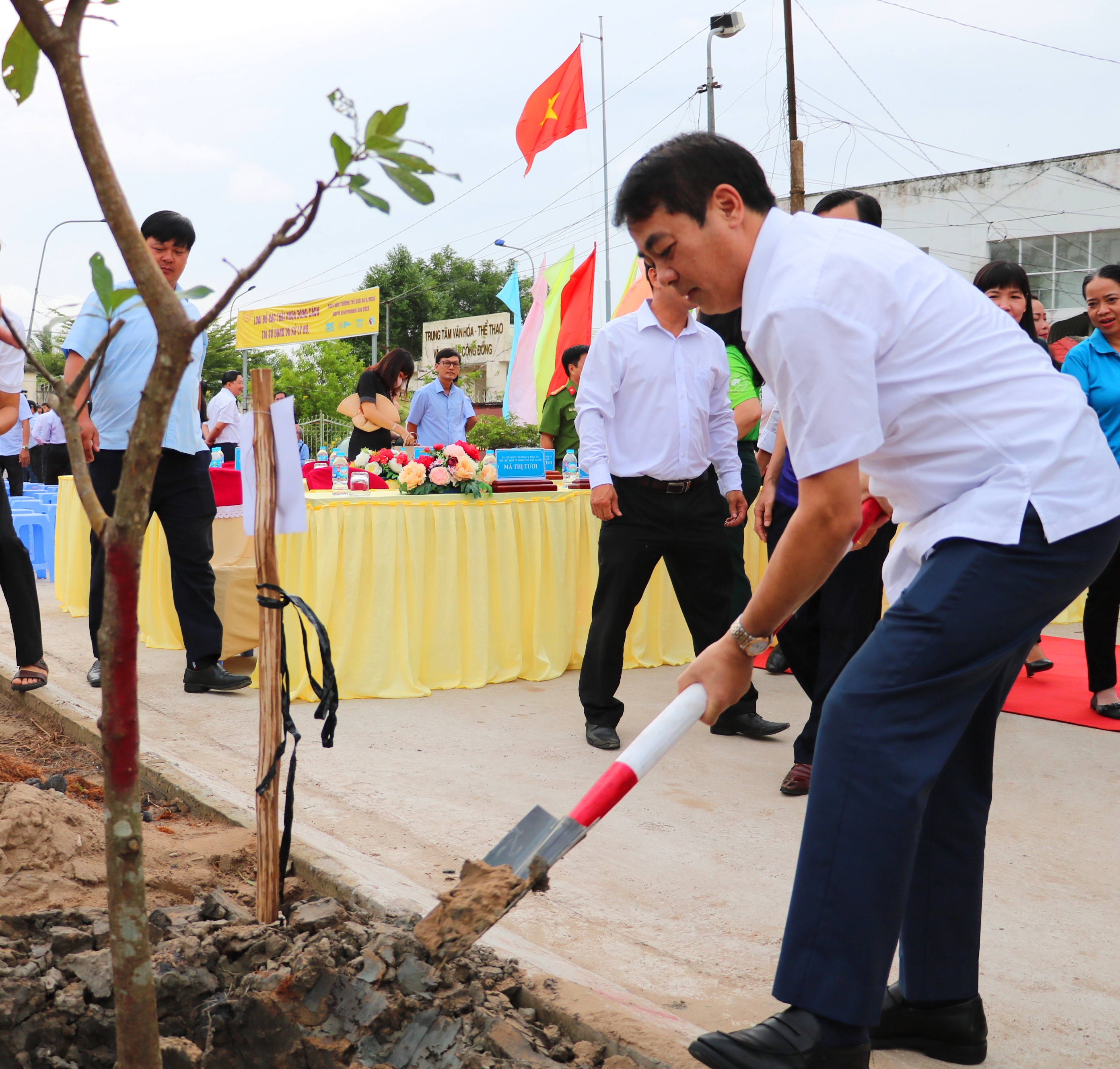 Đồng chí Nghiêm Xuân Thành (phải), Ủy viên Trung ương Đảng, Bí thư Tỉnh ủy Hậu Giang, trồng cây hưởng ứng giải marathon.